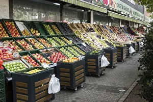 Bilder Datiert 9. September 2024: Große Auswahl an Früchten vor einem Obst- und Gemüsegeschäft.