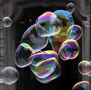 Colorful Soap Bubbles Drucke: Large soap bubbles fly through the air