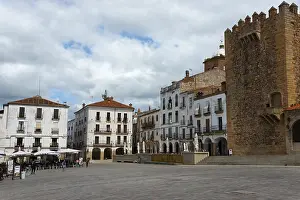 Plaza Mayor Caceres Drucke: A large square with old buildings