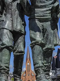 Deserted Gothic Church Drucke: Large statue in the foreground
