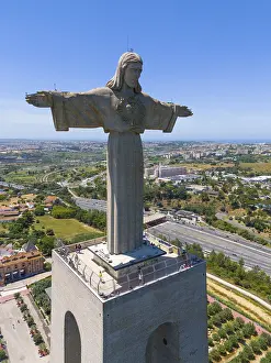 Drucke von Große Statue von Jesus mit ausgestreckten Armen auf einer Plattform, überblickt die Stadtlandschaft an einem klaren Sommertag, Luftaufnahme, Statue Cristo Rei, Almada, Lissabon, Lisboa, Portugal Almada Drucke: Große Statue von Jesus mit ausgebreiteten Armen auf einer Plattform.