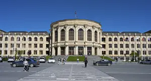 Historic Old Town Images Drucke: A large town hall with a classical facade
