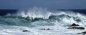 Horizontal Landscape Photography Drucke: Large turquoise-coloured wave crashes in front of the cliffs
