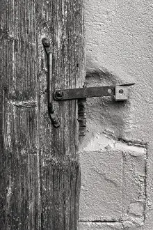 Deserted Building Entrance Drucke: Latch on the old barn door