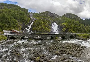 Latefossen Waterfall Drucke: Latefossen waterfall with bridge