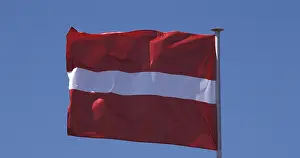 Drucke von Das lettische Flagge weht in der Wind gegen blauen Himmel Lettland Drucke: Die lettische Flagge weht im Wind gegen einen blauen Himmel.