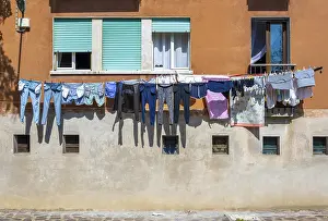 Deserted Clothesline Scene Drucke: Laundry drying on a clothesline