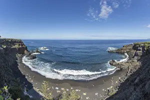 Volcanic Sand Beach Drucke: The lava beach lined with bathers