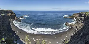 Volcanic Sand Beaches Drucke: The lava beach lined with bathers