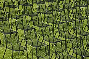 Seating Accommodation Ideas Drucke: Lawn with many chairs