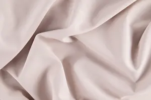 Drucke von Layout für die Gestaltung. Weiches schönes Faltenwurf Satinstoff moderner Kaffee-Schatten. Trendige Farbe des Jahres Mokka-Mousse. Kopie des Raumes Minimalistische Kunstwerke Drucke: Layout für Design. Weiche schöne Falten Seidengewebe moderner Kaffee-Ton.