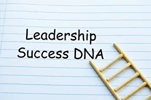 DNA Drucke: Führungs-Erfolg-DNA-Konzept mit Leiter-Icon auf Notizkarten-Karte.