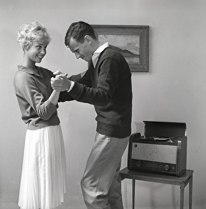 Paar, Paare, Duo, Duos, schwarz, auf schwarz, weiß, Grammophon, Gramophone (Gramophone), altmodisch (altmodische), veraltet (veraltert) , veraltet , veralten , aus der Zeit gefallen , überholt , abgestanden , antiquiert , außer Datum jung Vergangenheit Wände Saiten Seile Kordel Bildung