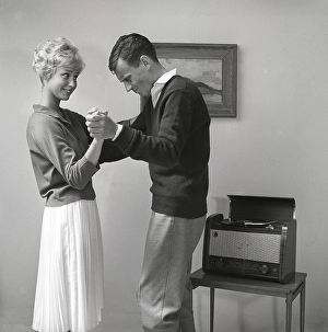 Paar, Paare, Duo, Duos, schwarz, auf schwarz, weiß, Grammophon, Gramophone , altmodisch , alte Moden , veraltet , veraltete , antiquiert , aus der Mode gekommen jungen Menschen Vergangenheit Wände Saiten Sehnen Schnur Bildung