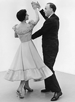 Young Adults Dancing Together Drucke: Learning to dance in the 1950s