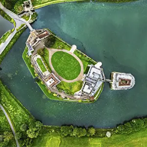 Leeds Drucke: Top Down über Leeds Castle von einem Drohnen.