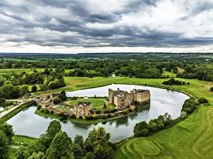 Leeds Drucke: Leeds Castle von einem Drohnen, River Len