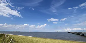 Bilder Datiert 7. Juli 2024: Links: Voslapper Groden-Handlinganlage.
