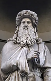 Drucke von Leonardo da Vinci, Statue in den Nischen der Uffizien-Colonnade. In der ersten Hälfte des 19. Jahrhunderts wurden sie von 28 Statuen berühmter Menschen in Florenz, Italien eingenommen Leonardo Da Vinci Drucke: Leonardo da Vinci, Statue in den Nischen der Uffizien-Colonnade.