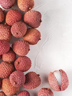 Studio Shot Drucke: Lichee fruit on white textured background