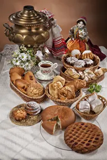 Breakfast Food Arrangement Drucke: Still life with different kinds of bread on a tablecloth