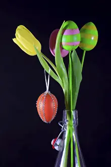 Traditional German Still Life Drucke: Still life with Easter eggs and tulip