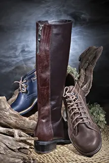 Fotografie Drucke: Stillleben mit Schuhen und verschiedenen Accessoires.