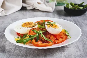 Tomato Salad Drucke: Light appetizer of tomatoes, boiled egg