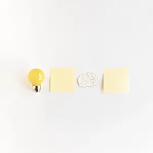 Bright White Background Photo Drucke: Light bulb brain with two adhesive notes white background