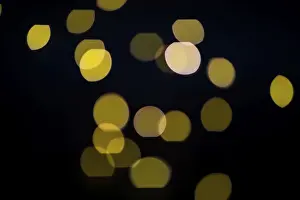 Dark Colored Background Image Drucke: Light effect against black background, bokeh