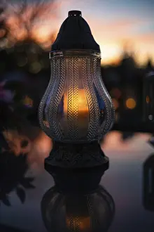 Catholic Tradition Image Drucke: Light on the grave at night
