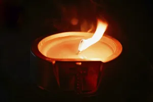 Día De Los Muertos Celebration Drucke: Light on the grave at night