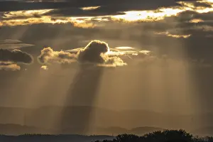Contemplative Morning Moment Drucke: Light rays of the sun's rays through clouds in the morning