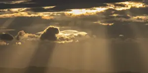 Peaceful Morning Atmosphere Drucke: Light rays of the sun's rays through clouds in the morning