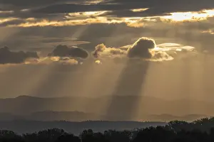 Morning Clouds Drucke: Light rays of the sun's rays through clouds in the morning