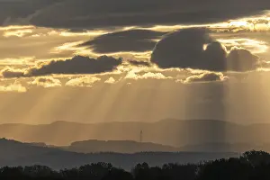 Peaceful Morning Atmosphere Drucke: Light rays of the sun's rays through clouds in the morning