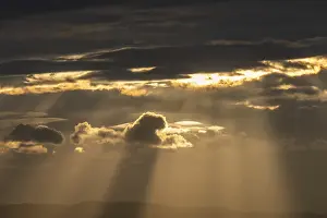 Contemplative Morning Moment Drucke: Light rays of the sun's rays through clouds in the morning