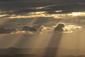 Morning Light Drucke: Light rays of the sun's rays through clouds in the morning