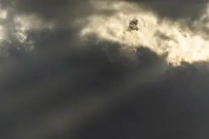 Cloudy Sky With Sun Rays Drucke: Light rays of the sun's rays through clouds in the morning