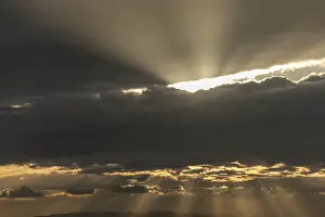 Contemplative Atmosphere Drucke: Light rays of the sun's rays through clouds in the morning