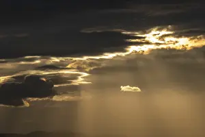 Morning Clouds Drucke: Light rays of the sun's rays through clouds in the morning