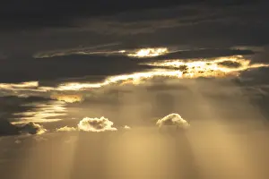 Serene Atmosphere Drucke: Light rays of the sun's rays through clouds in the morning