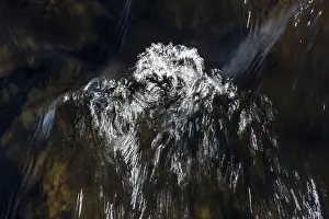 Icelandic Highlands Drucke: Light reflections on water, fast flowing stream