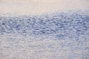 Light Reflections On Water Surface Drucke: Light reflections on the wavy water surface