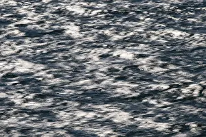 Deserted Beach Scenes Drucke: Light and shadow, blurred waves on the sea