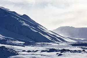 Snow Capped Mountains Europe Drucke: Light and shadow on the snow-covered mountain ridge