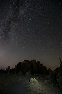 Smith Rock State Park Drucke: Lighted path and canyon against night sky