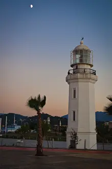 Lighthouse Architecture Drucke: Lighthouse on the beach, against the backdrop of mountains