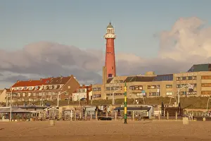 Dutch Seaside Resort Drucke: Lighthouse on beach behind buildings
