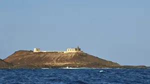 Himmelsturm Drucke: Leuchtturm und Gebäude auf der Insel.